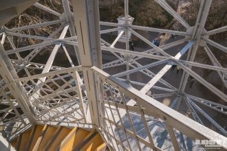 Башню оснастили специальными лифтами, де