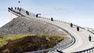 Назван так потому, что он стоит не ровно