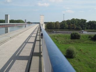 Из них 690 м над сушей, 228 м над водой.