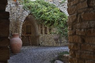 Замок, может быть, теперь уже после мног