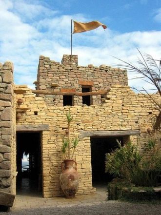 Это весьма необычное здание, которое при