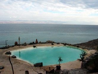 С верхней балюстрады замка открывается з