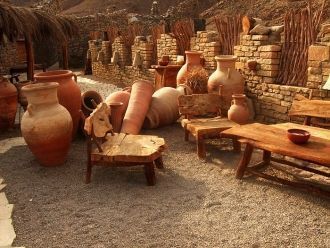 Замок украшают работы местных мастеров.