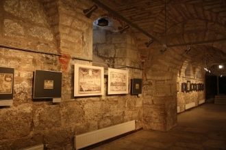 На нижнем этаже замка - выставка копий с