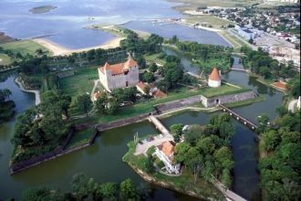 Старинная крепость стоит в центре города