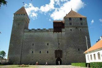 Замок представляет собой квадратное соор