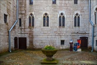 В наше время в здании замка располагаетс