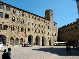 Это старейшая ратуша в Тоскане, строител