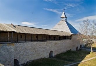 Сложенные из плитняка на известковом рас