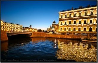 Простой по архитектурному решению Синий 