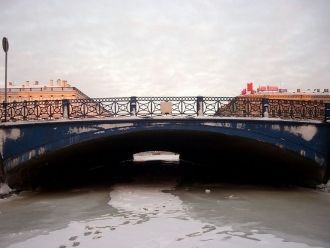 Синий мост в Санкт-Петербурге известен т