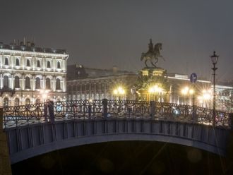 Узор оград моста повторяет рисунок решёт