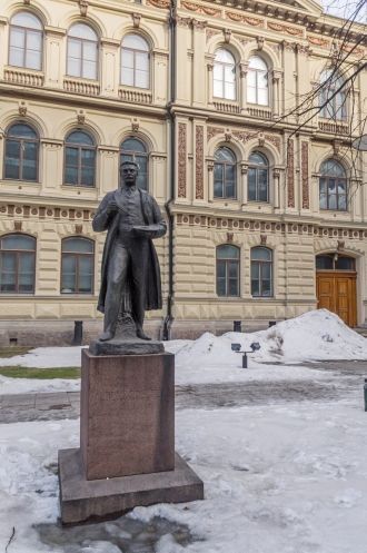 В сквере рядом со зданием музея Атенеум 