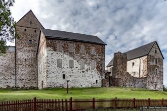 Сохранившиеся в северном крыле здания, и