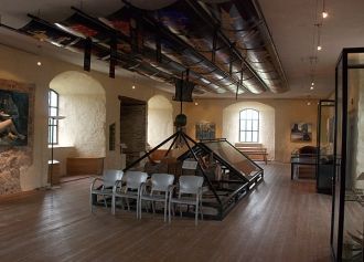 В замке можно посетить юремный музей и п