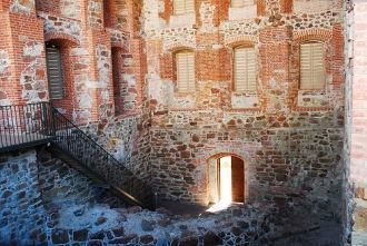 Вид на стены замка изнутри.