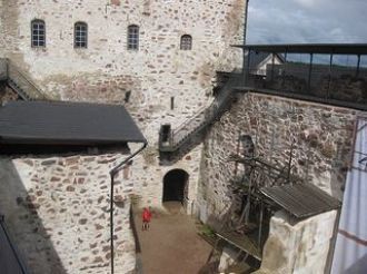 Вид с крыши замка Кастельхольм на его дв