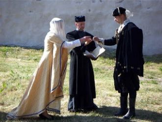 Каждый год в окрестностях проходит средн