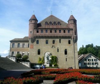 На данный момент крепость является резид