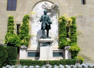 В 1898 году у передней стены южного фаса