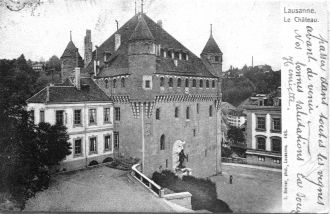 Замок представляет собой в плане прямоуг