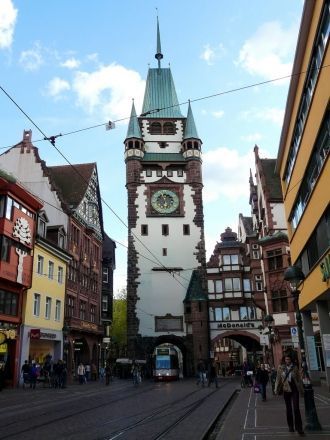 До 1968 года на стене обращенной в центр