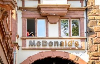 В настоящее время внутри арки, построенн