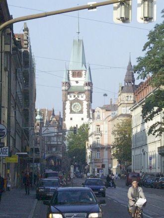 Былa добавлена зеленая крыша в готическо