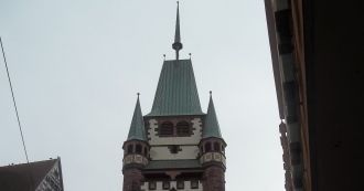 Старинные ворота стояли посреди улицы, к