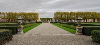 Изменения коснулись и сада, окружающего 