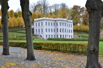 Изначально на месте дворца был охотничий