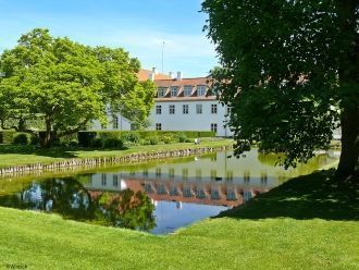 Это довольно большой ухоженный парк площ