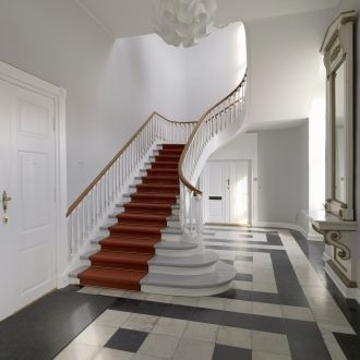 Перейдя в руки короля, монастырь получил