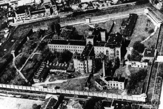 132 тюремные камеры, рассчитанные на 600