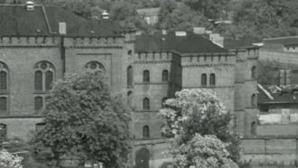 В конечном счёте в тюрьме Шпандау содерж