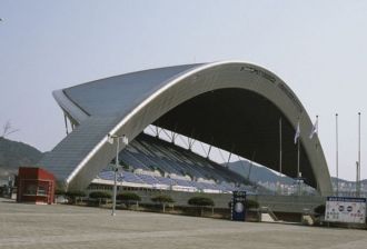 Здание стадиона имени Гуса Хиддинка.