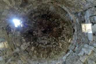 Свод крыши снаружи имеет пирамидальную ф