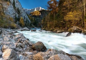 Даже на логотипе Гезойзе изображены три 
