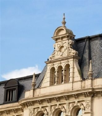 Кроме учебных классов и комнат школьниц,