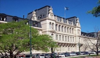 Оплатила строительство здания, в котором