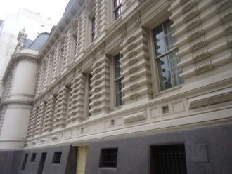 Балконы опираются на плечи атлантов и ка