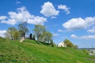 Расположенная на мысе, вдающемся в озеро