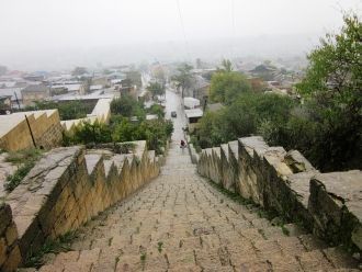 Средняя высота стен — 12 метров, толщина