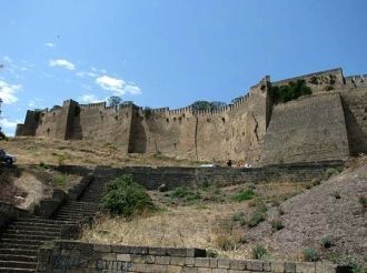 Нижние части стены сложены из необожжённ