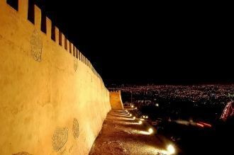 В ночное время ворота и стена крепости у