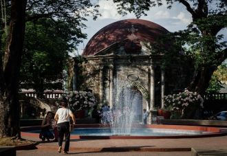 Фонтан возле часовни