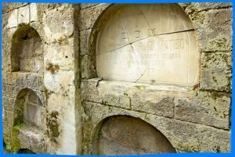 Массивные каменные стены, окружающие пар