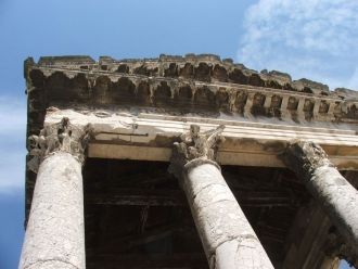 Здание Храма Августа имеет прямоугольную