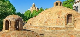 Такие большие окна пропускают достаточно