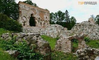 Годом позже было начато возведение камен